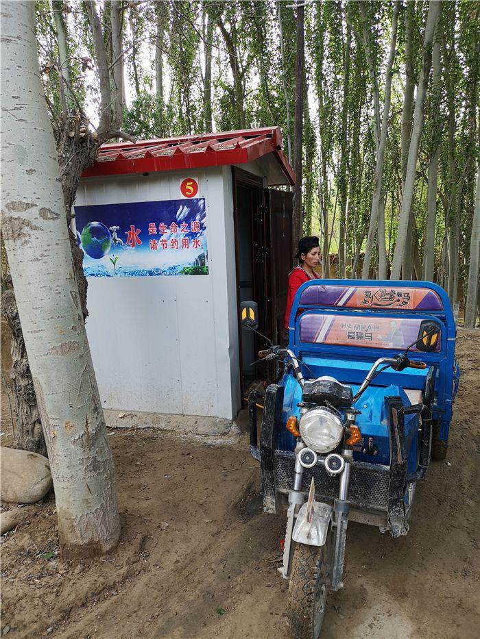 图4：在取水点取水的村民（李辰雷摄）