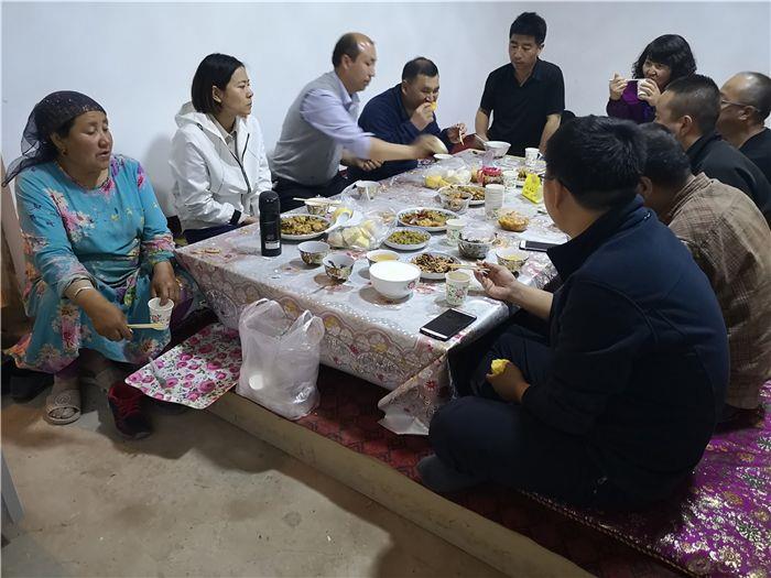 图6：在帮扶亲戚家聚餐（同事提供）