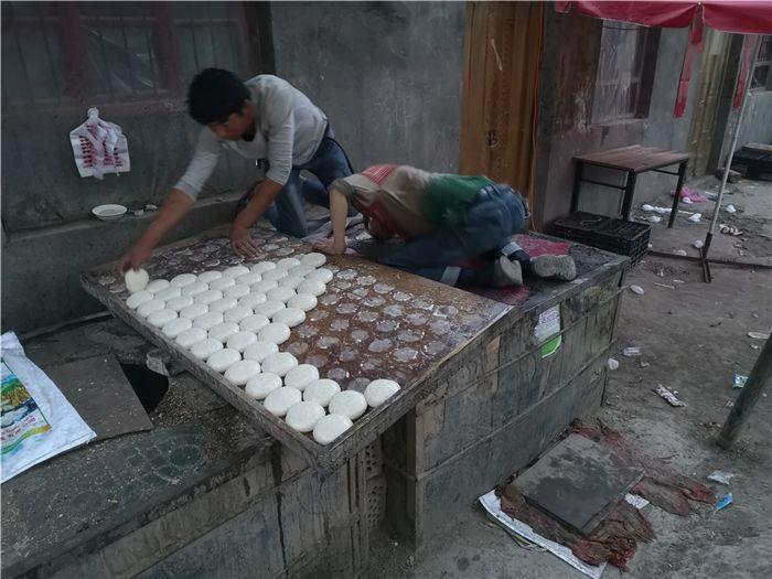 图9：干劲正足的打馕兄弟（李辰雷摄）