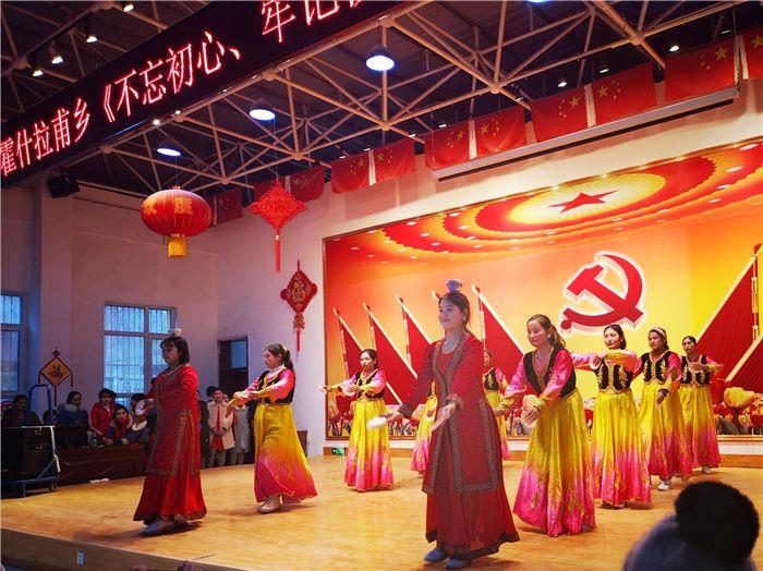 图10：加依巴格村的元旦晚会（李辰雷摄）