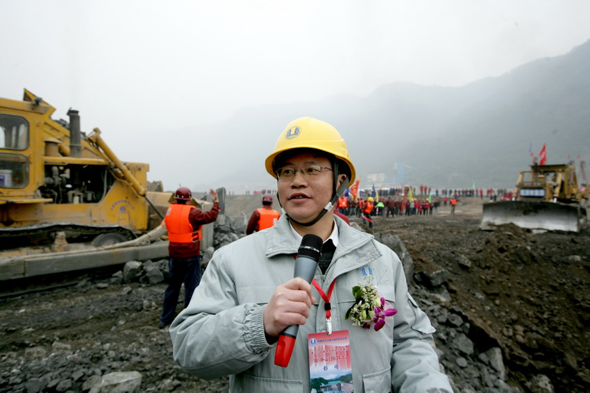 向家坝建设部主任彭冈接受媒体采访