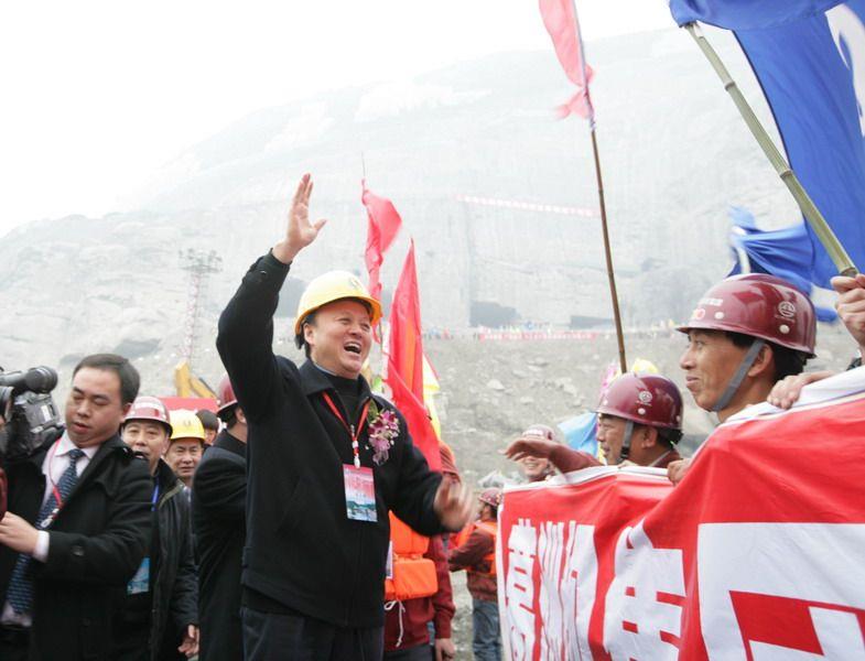 李永安总经理向建设者致意