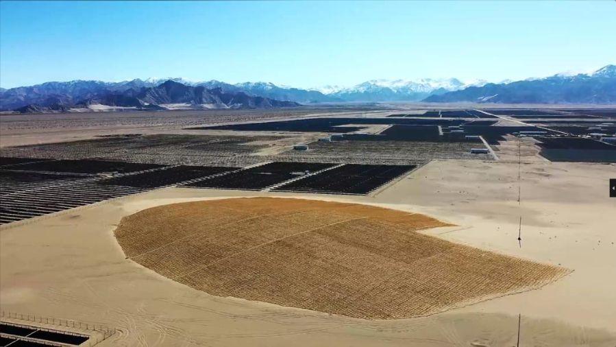 2青海格尔木光伏电站“草方格”治沙 2青海格尔木光伏电站“草方格”治沙