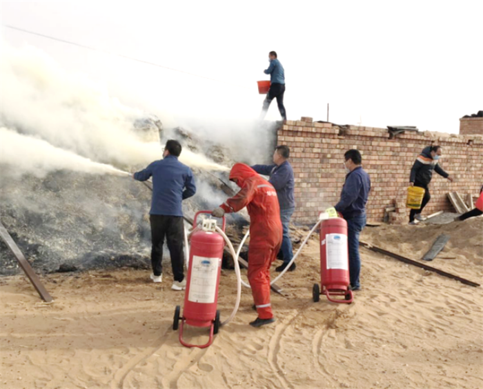图一 使用灭火器 图一 使用灭火器