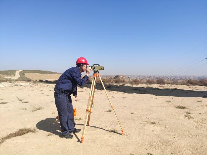 三峡新能源绥德发电有限公司  陕西绥德风电场  进行风机塔筒基础沉降观测  值班员——何邦胜