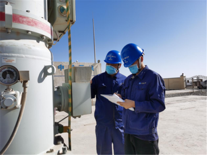 格尔木光伏电站  黎晨 秦彩盛