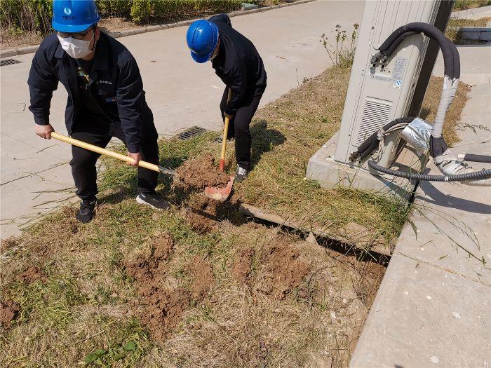 魏冬阳（左） 三峡新能源海上风电江苏运维有限公司响水项目部 检修副值班长  薛焱（右）   三峡新能源海上风电江苏运维有限公司响水项目部 检修员 拍摄人：尹付亮