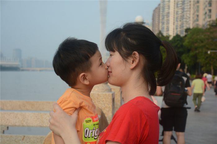 张丹凤和儿子（党建与人力资源部）