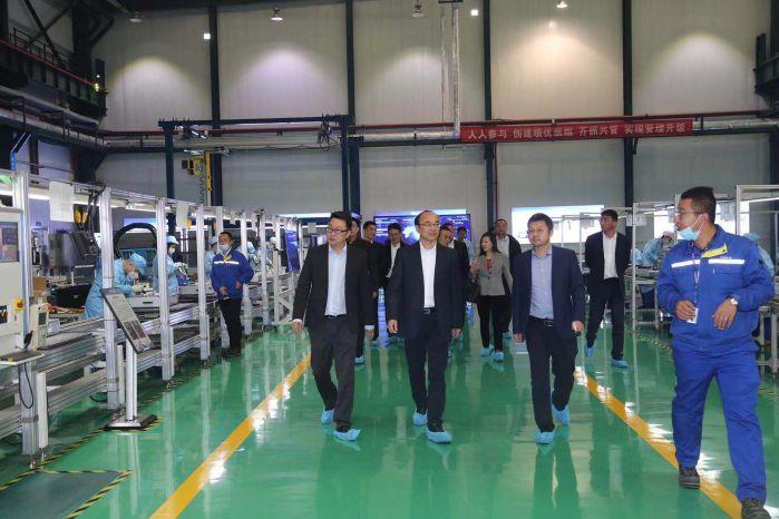 参观特变公司微网示范项目车间