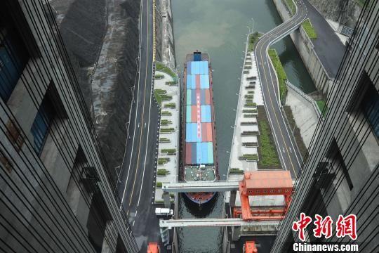 三峡升船机进行145米实船试航 林海 摄
