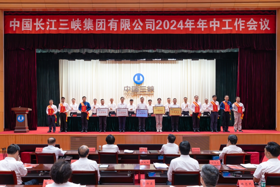 受表彰代表上台领奖 摄影：雷海超(1)