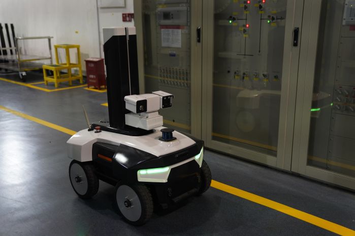 溪洛渡电厂巡检机器人 摄影 袁向南