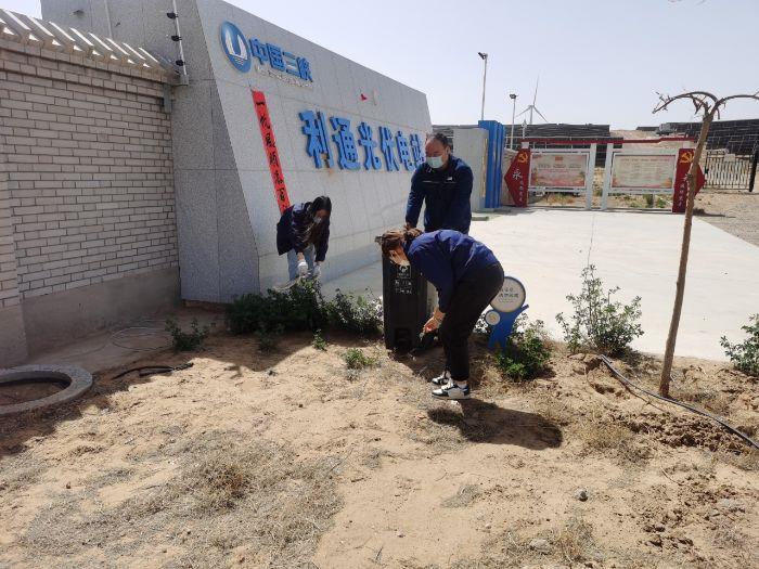 图三 垃圾清理活动