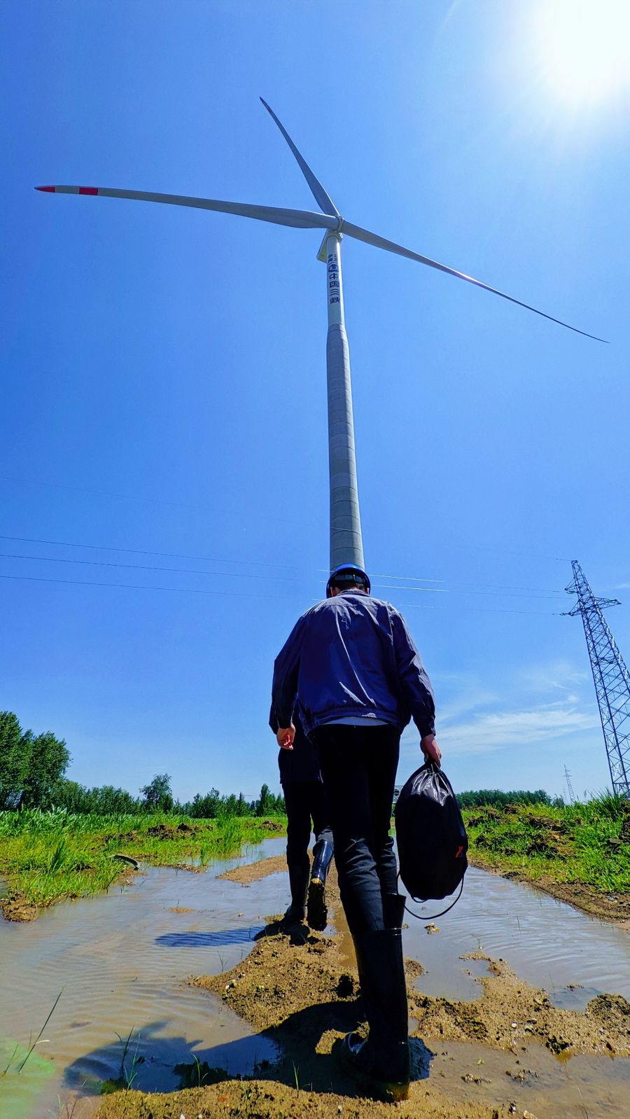 暴雨过后，运行人员在阜阳基地所属风电项目开展检查